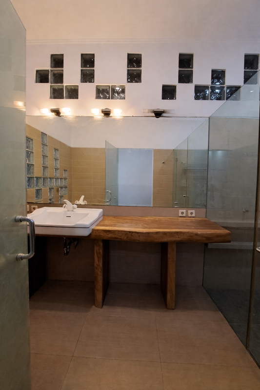 Rumah Elite Simprug Kebayoran Lama - Tanah Luas, Lokasi Strategis