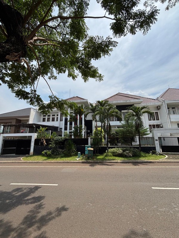 Dijual Rumah Gandeng Eksklusif di Boulevard Kota Wisata Lokasi Prime