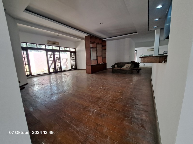 Rumah Elite Simprug Kebayoran Lama - Tanah Luas, Lokasi Strategis