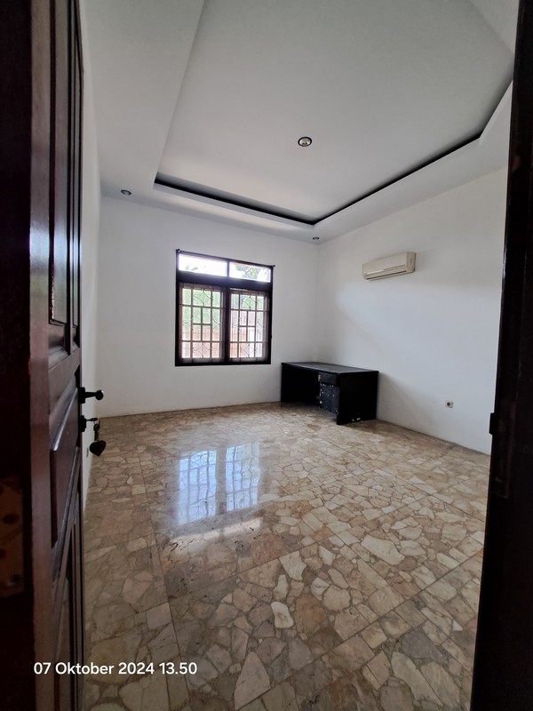 Rumah Elite Simprug Kebayoran Lama - Tanah Luas, Lokasi Strategis