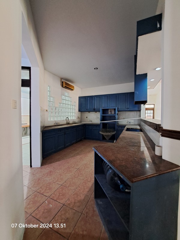 Rumah Elite Simprug Kebayoran Lama - Tanah Luas, Lokasi Strategis