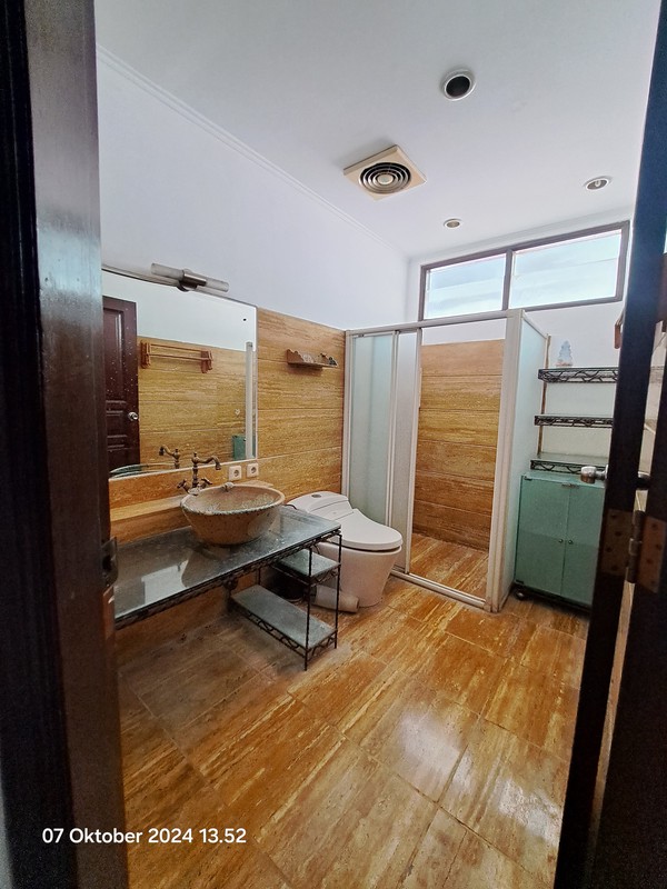 Rumah Elite Simprug Kebayoran Lama - Tanah Luas, Lokasi Strategis