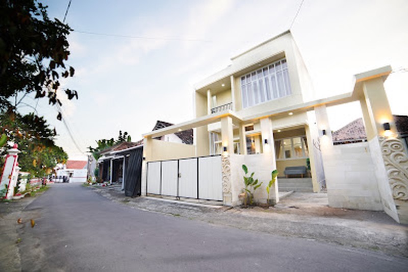 Dijual Villa Cantik 2 Lantai Selangkah ke SCH & Pemkab Sleman, Tridadi, Sleman
