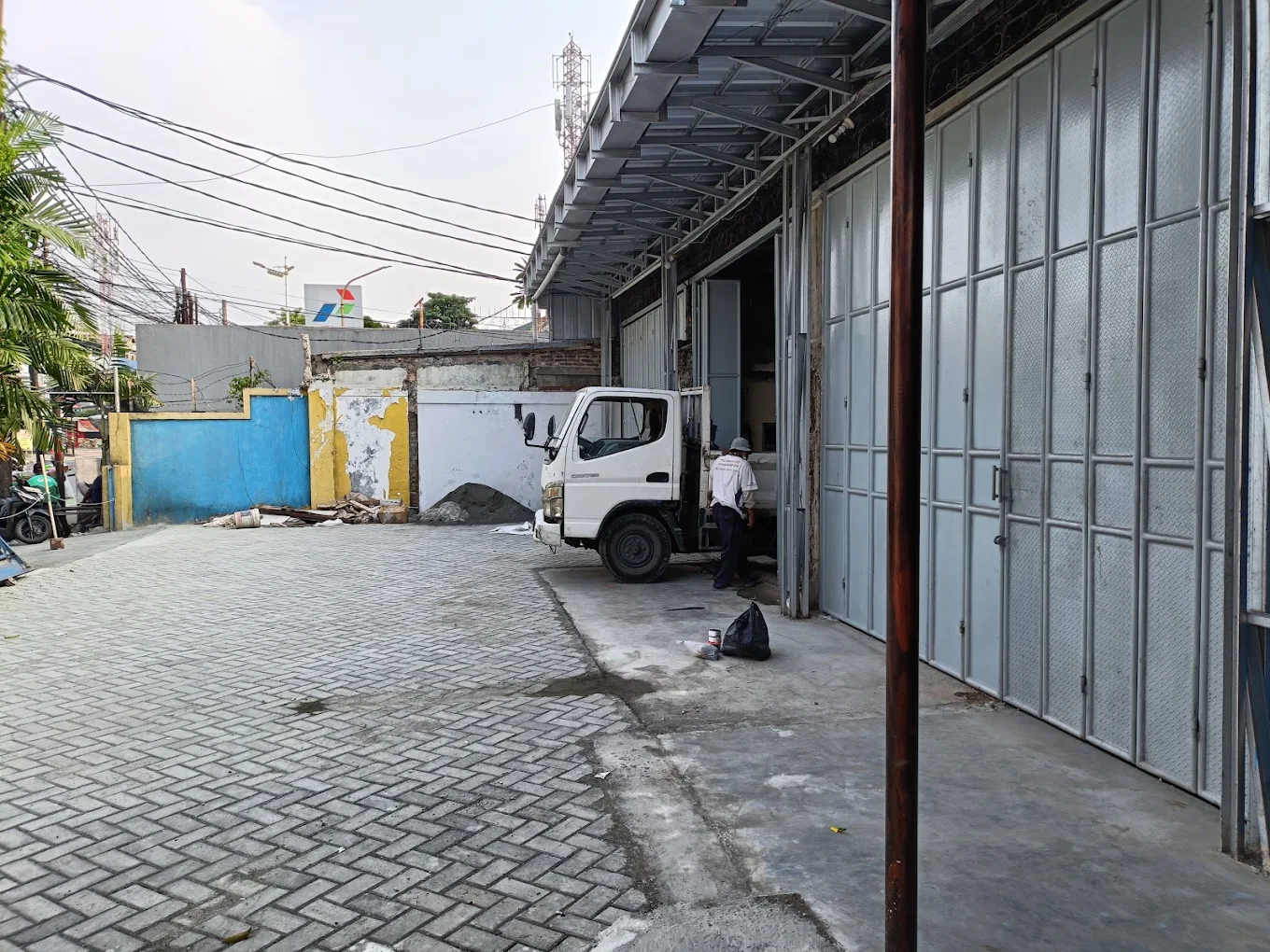 Gudang Dengan Lahan 300 m2, Strategis Ramai Di Jl. Dewi Sartika, Cawang, Dekat LRT Cawang