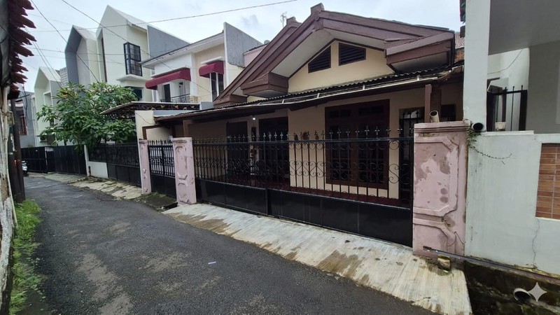 Rumah Termurah Samping Taman di Tebet Timur Jakarta Selatan