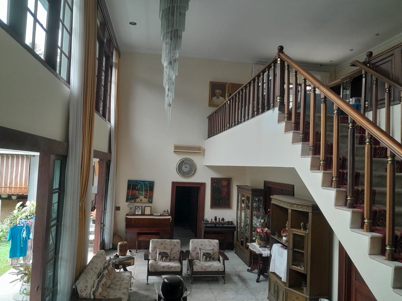 Rumah Luas 1014 m2 Bentuk Tanah Mengantong Dijual Di Menteng Jakpus