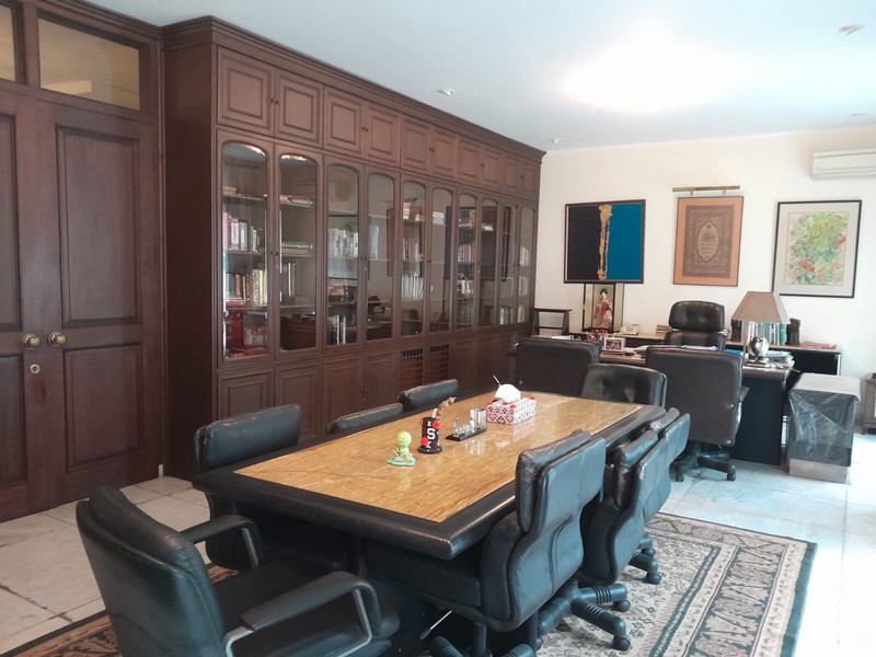 Rumah Luas 1014 m2 Bentuk Tanah Mengantong Dijual Di Menteng Jakpus