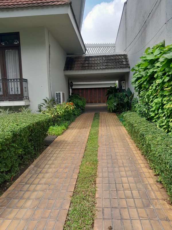 Rumah Luas 1014 m2 Bentuk Tanah Mengantong Dijual Di Menteng Jakpus