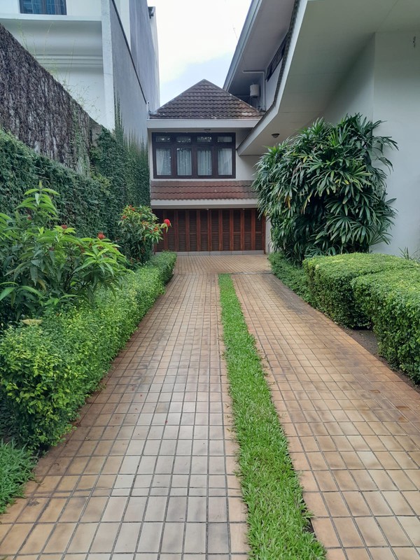 Rumah Luas 1014 m2 Bentuk Tanah Mengantong Dijual Di Menteng Jakpus