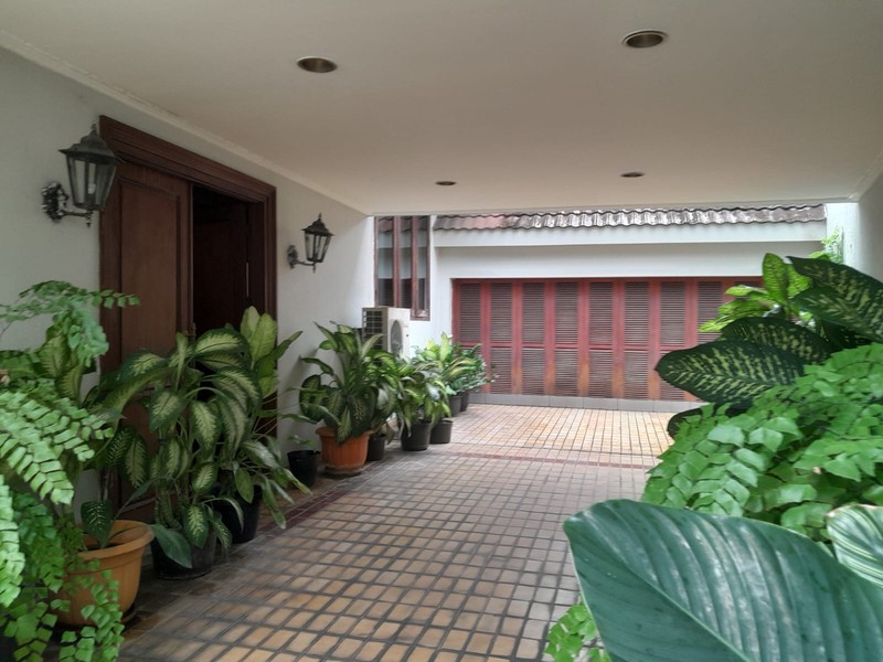 Rumah Luas 1014 m2 Bentuk Tanah Mengantong Dijual Di Menteng Jakpus