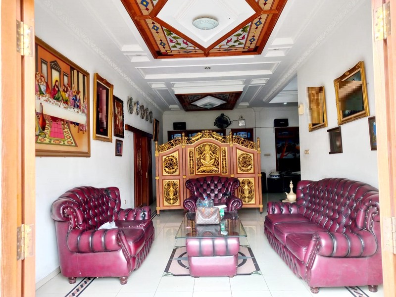 Dijual Rumah 3 Lantai Furnish di Jalan Margorejo Surabaya