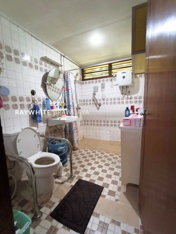 Rumah Tua Hitung Tanah Lokasi Strategis Area Radio Dalam