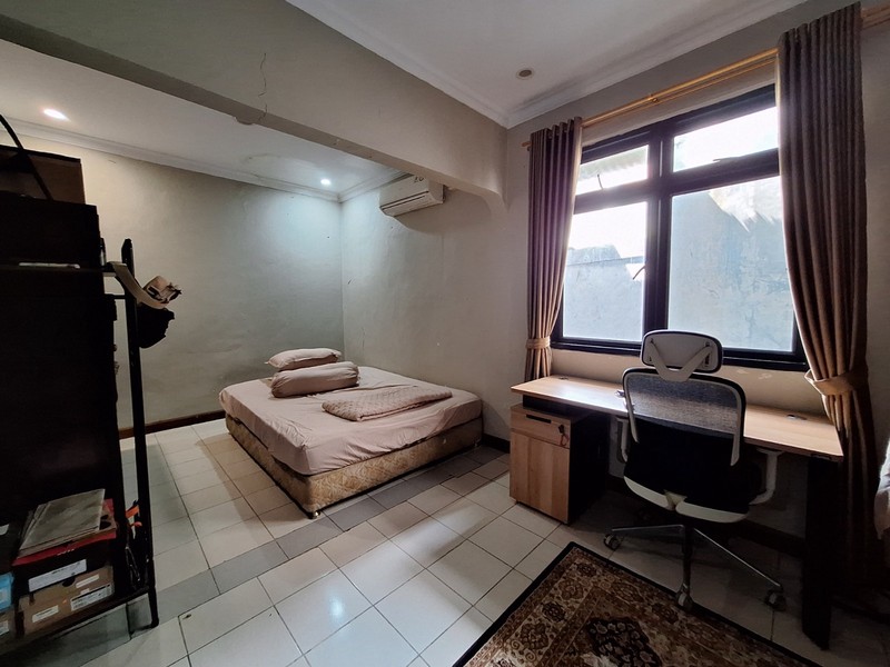 Dijual Tanah Strategis Luas 939 M2 Bonus 3 Bangunan Dekat Stasiun Lrt Harjamukti Depok