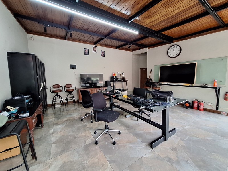 Dijual Tanah Strategis Luas 939 M2 Bonus 3 Bangunan Dekat Stasiun Lrt Harjamukti Depok