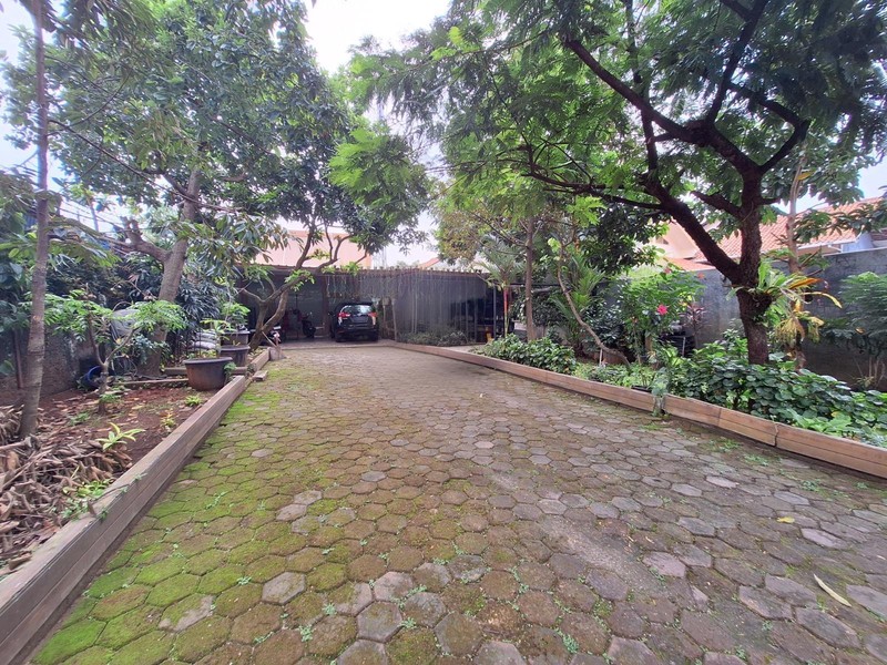 Dijual Tanah Strategis Luas 939 M2 Bonus 3 Bangunan Dekat Stasiun Lrt Harjamukti Depok