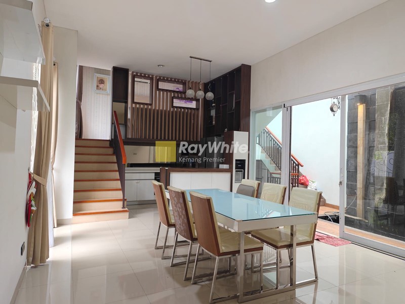 Rumah  Fuly furnish siap huni di dalam Cluster di daerah Jagakarsa Jakarta Selatan