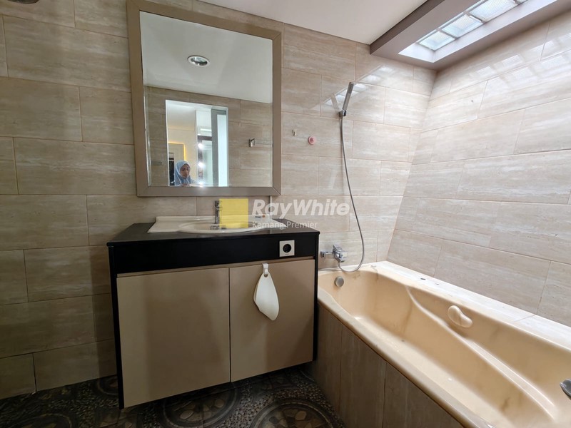 Rumah  Fuly furnish siap huni di dalam Cluster di daerah Jagakarsa Jakarta Selatan