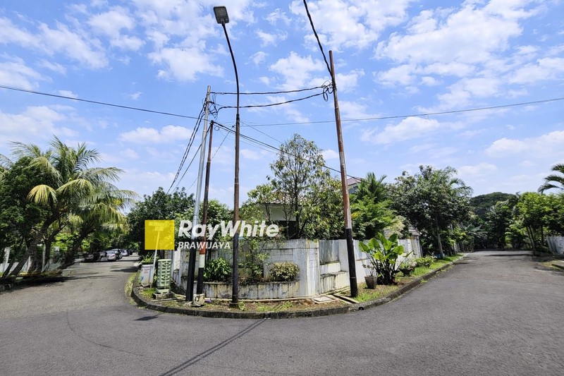 Rumah di Kompleks Tanjung Barat Indah, Jakarta Selatan, di hook, dekat akses tol JORR