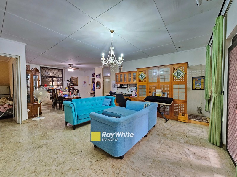 Rumah di Kompleks Tanjung Barat Indah, Jakarta Selatan, di hook, dekat akses tol JORR