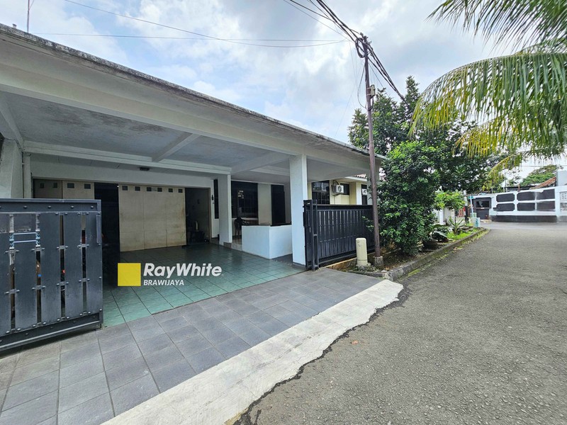 Rumah di Kompleks Tanjung Barat Indah, Jakarta Selatan, di hook, dekat akses tol JORR