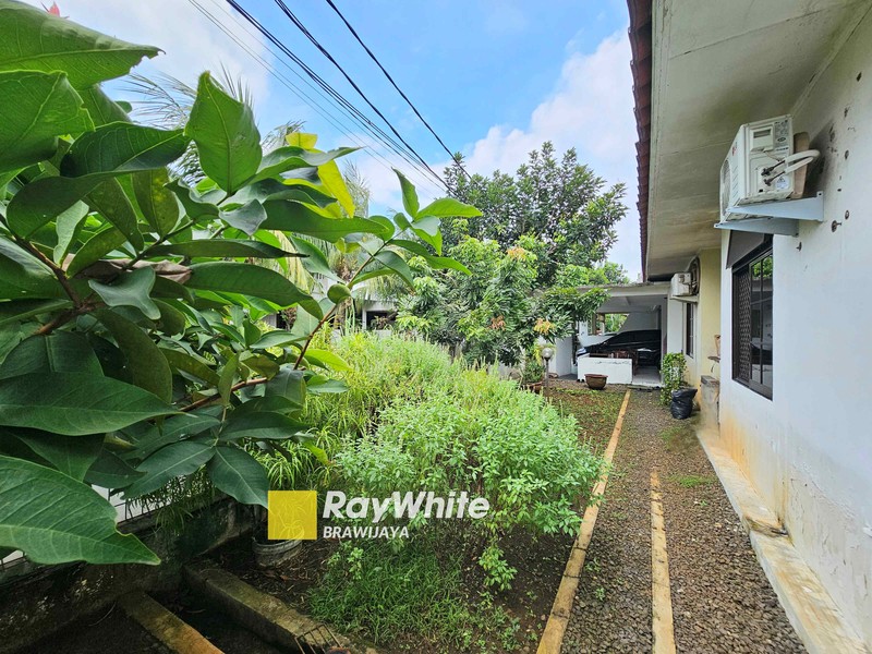 Rumah di Kompleks Tanjung Barat Indah, Jakarta Selatan, di hook, dekat akses tol JORR