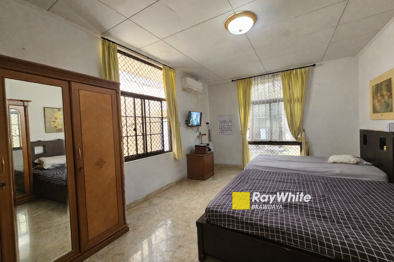 Rumah di Kompleks Tanjung Barat Indah, Jakarta Selatan, di hook, dekat akses tol JORR