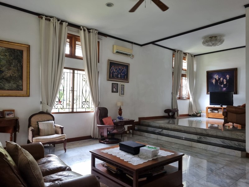 Rumah MEWAH! dengan Halaman Luas @Rempoa.