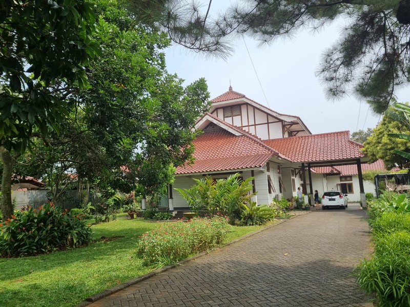 Rumah MEWAH! dengan Halaman Luas @Rempoa.