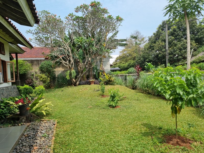 Rumah MEWAH! dengan Halaman Luas @Rempoa.