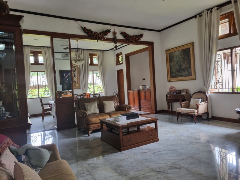 Rumah MEWAH! dengan Halaman Luas @Rempoa.