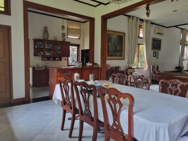 Rumah MEWAH! dengan Halaman Luas @Rempoa.