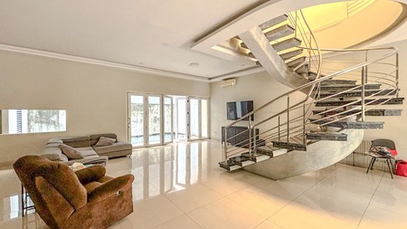 Rumah di Pantai Indah Kapuk PIK, dekat Camar Long Beach Volendam