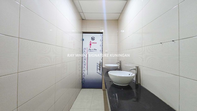 Gedung Komersial di Kawasan Cikini, Menteng