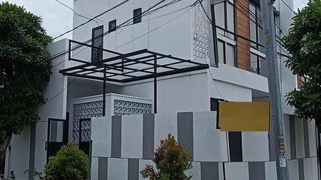 Dijual Rumah Hook di Gading Pantai Surabaya