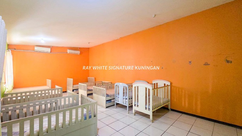 Tanah dan Bangunan Komersial di Jl Kemang Pratama Raya Bekasi