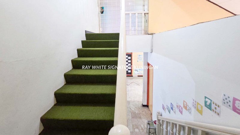 Tanah dan Bangunan Komersial di Jl Kemang Pratama Raya Bekasi