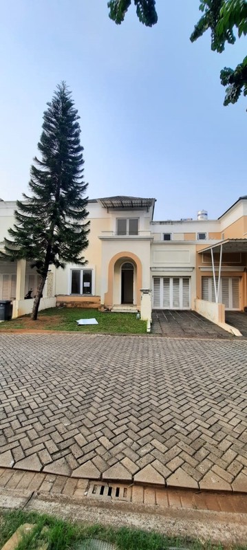 Rumah 2 Lantai Hadap Lapangan Golf di Modernland Tangerang Dekat Akses Tol