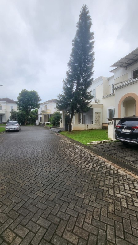 Rumah 2 Lantai Hadap Lapangan Golf di Modernland Tangerang Dekat Akses Tol