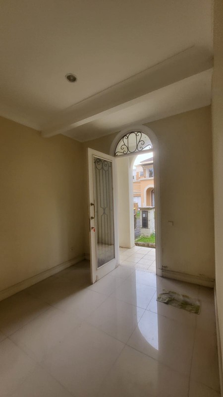 Rumah 2 Lantai Hadap Lapangan Golf di Modernland Tangerang Dekat Akses Tol