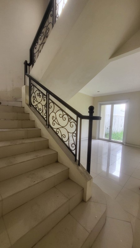 Rumah 2 Lantai Hadap Lapangan Golf di Modernland Tangerang Dekat Akses Tol