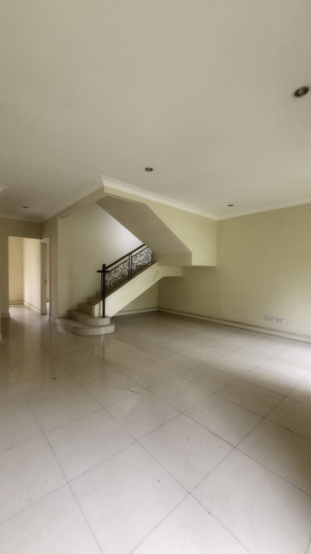 Rumah 2 Lantai Hadap Lapangan Golf di Modernland Tangerang Dekat Akses Tol