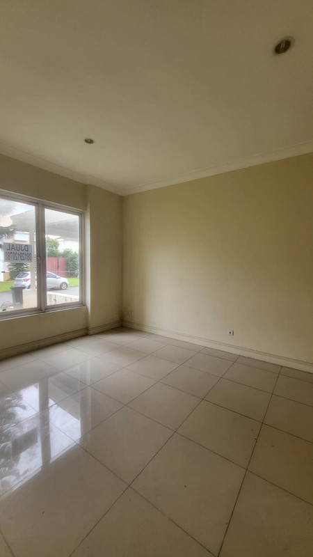 Rumah 2 Lantai Hadap Lapangan Golf di Modernland Tangerang Dekat Akses Tol