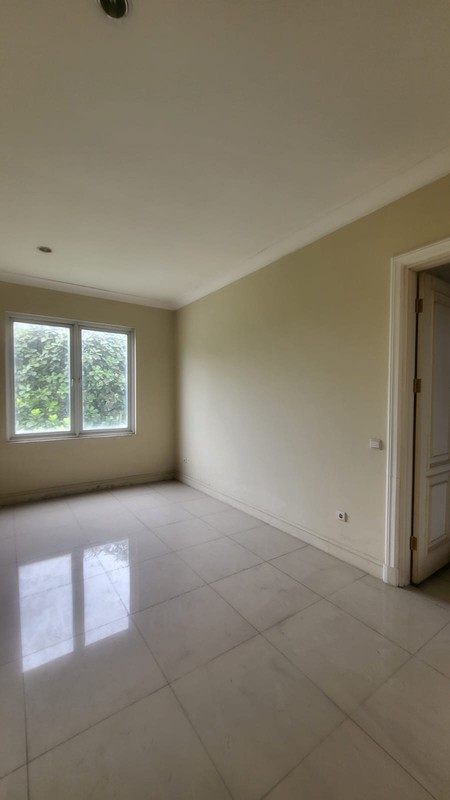 Rumah 2 Lantai Hadap Lapangan Golf di Modernland Tangerang Dekat Akses Tol