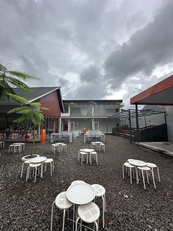 Dijual Ruang Usaha/ Café dengan Lahan Luas Menteng Dalam, Jaksel 