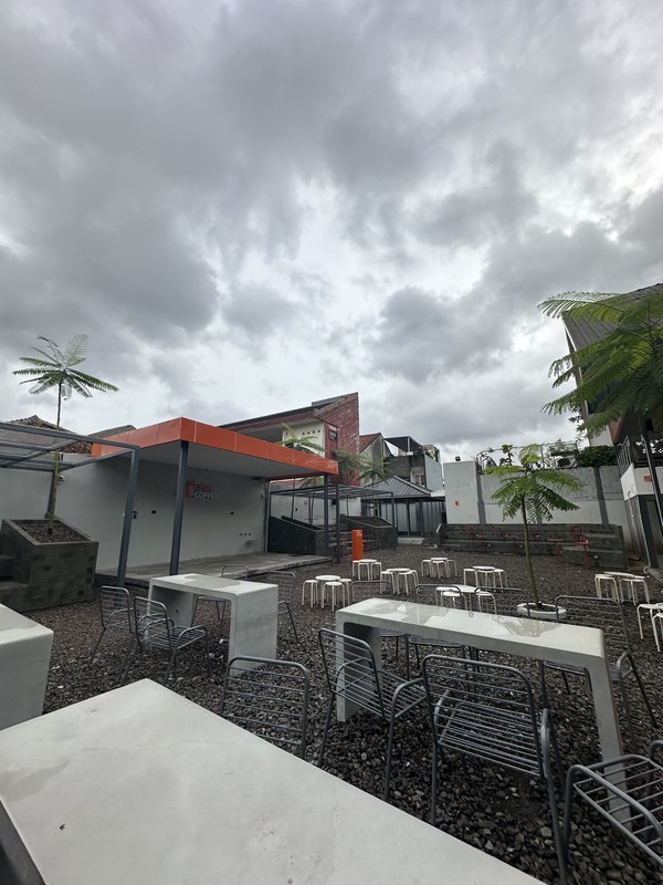 Dijual Ruang Usaha/ Café dengan Lahan Luas Menteng Dalam, Jaksel 