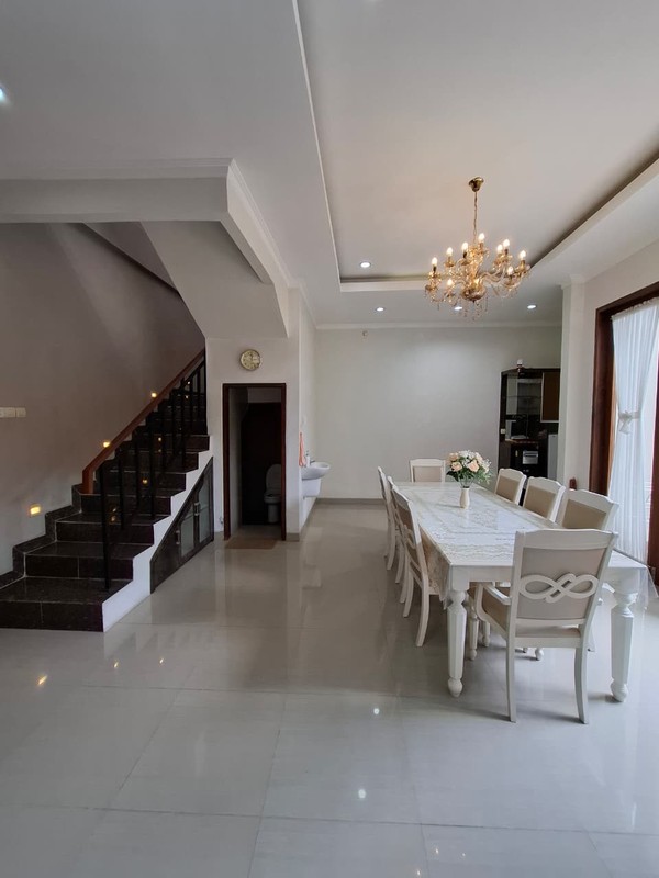 Hunian Mewah 2 Lantai Full Furnished di Dalam Perum Berada di Pusat Kota, Umbulharjo, Yogyakarta