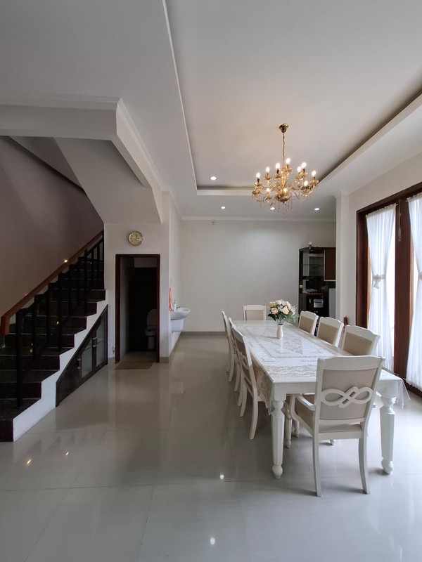 Hunian Mewah 2 Lantai Full Furnished di Dalam Perum Berada di Pusat Kota, Umbulharjo, Yogyakarta