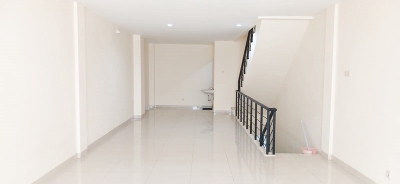 min. 1 th ruko strategis siap huni golden boulevard blok s bsd city serpong tangerang banten