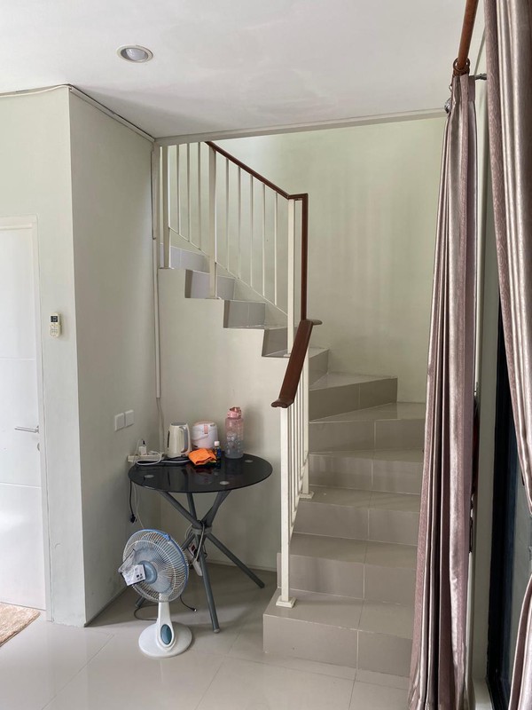 MURAH Rp.700 Jutaan Dijual Rumah North West Lake Citraland Surabaya Barat - Modern 2 Lantai BONUS SEMI Furnished - Taman Belakang Hijau Asri - Siap Huni dekat SMA Ciputra Kasih , Sekolah Citra Berkat,