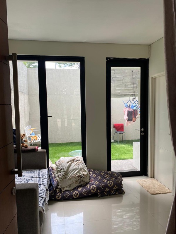 MURAH Rp.700 Jutaan Dijual Rumah North West Lake Citraland Surabaya Barat - Modern 2 Lantai BONUS SEMI Furnished - Taman Belakang Hijau Asri - Siap Huni dekat SMA Ciputra Kasih , Sekolah Citra Berkat,